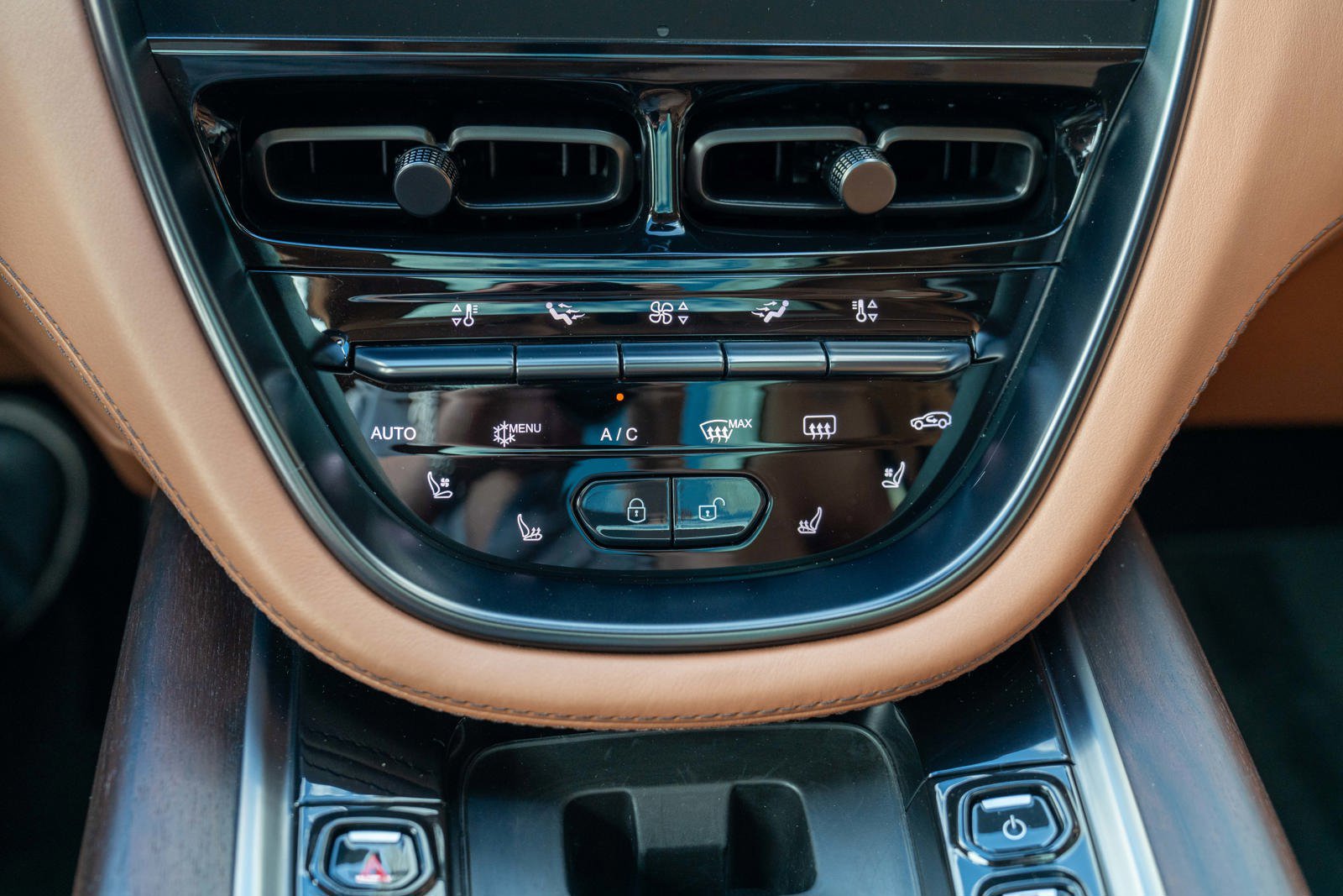 Used 2021 Aston Martin DBX image 24