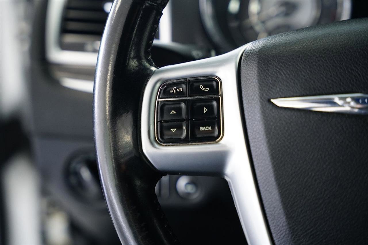 Used 2011 Chrysler 300 Limited image 18