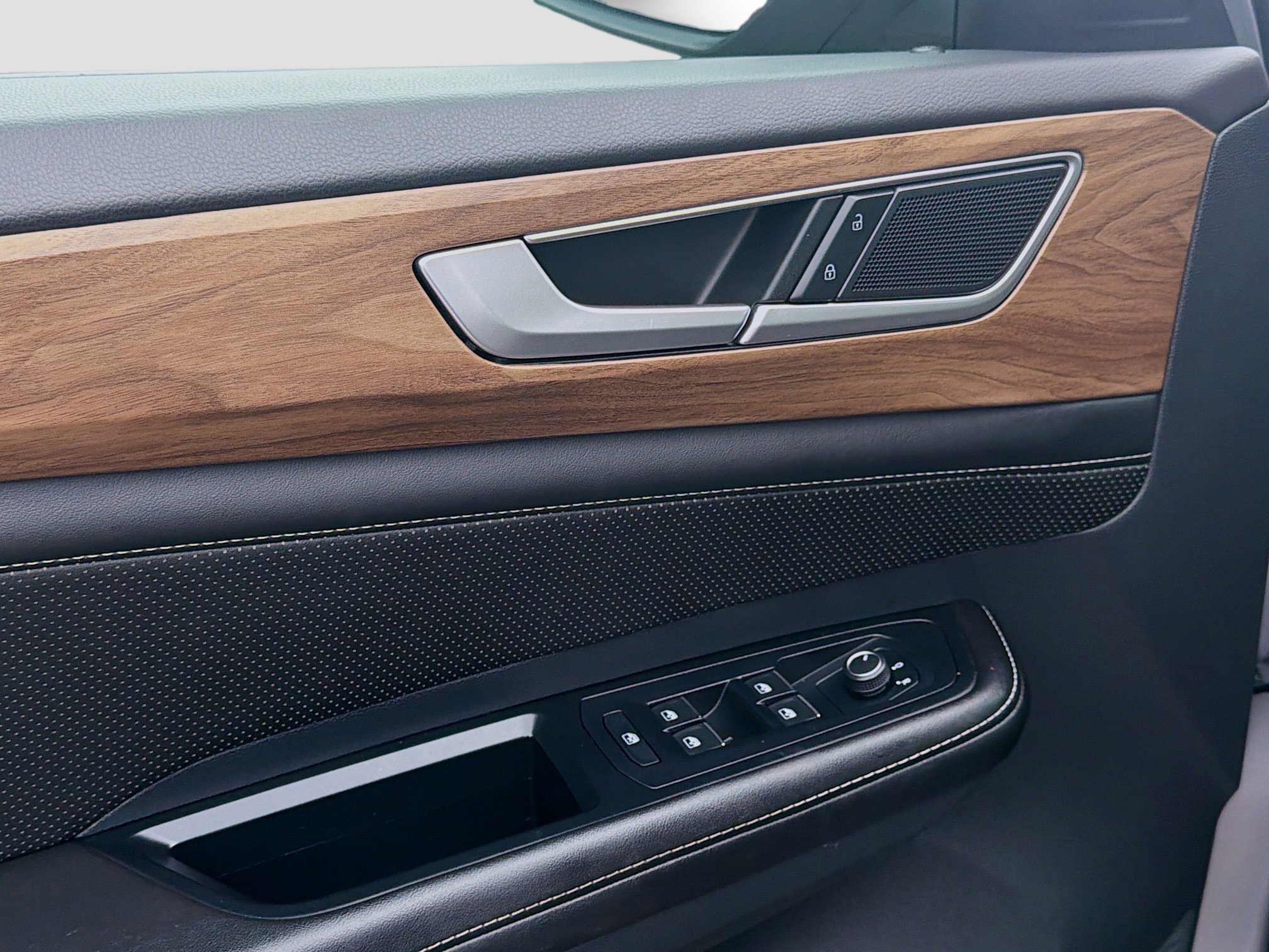 Used 2024 Volkswagen Atlas SE image 16