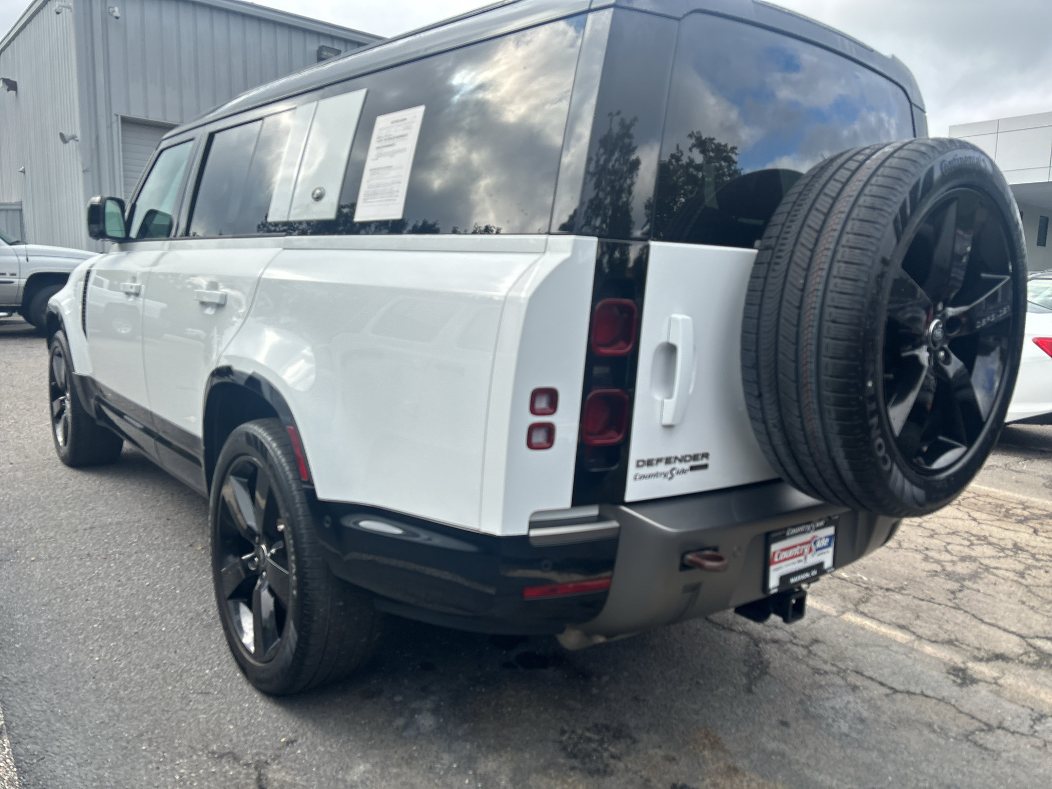 Used 2023 Land Rover Defender 130 X-Dynamic SE AWD/4WD image 4