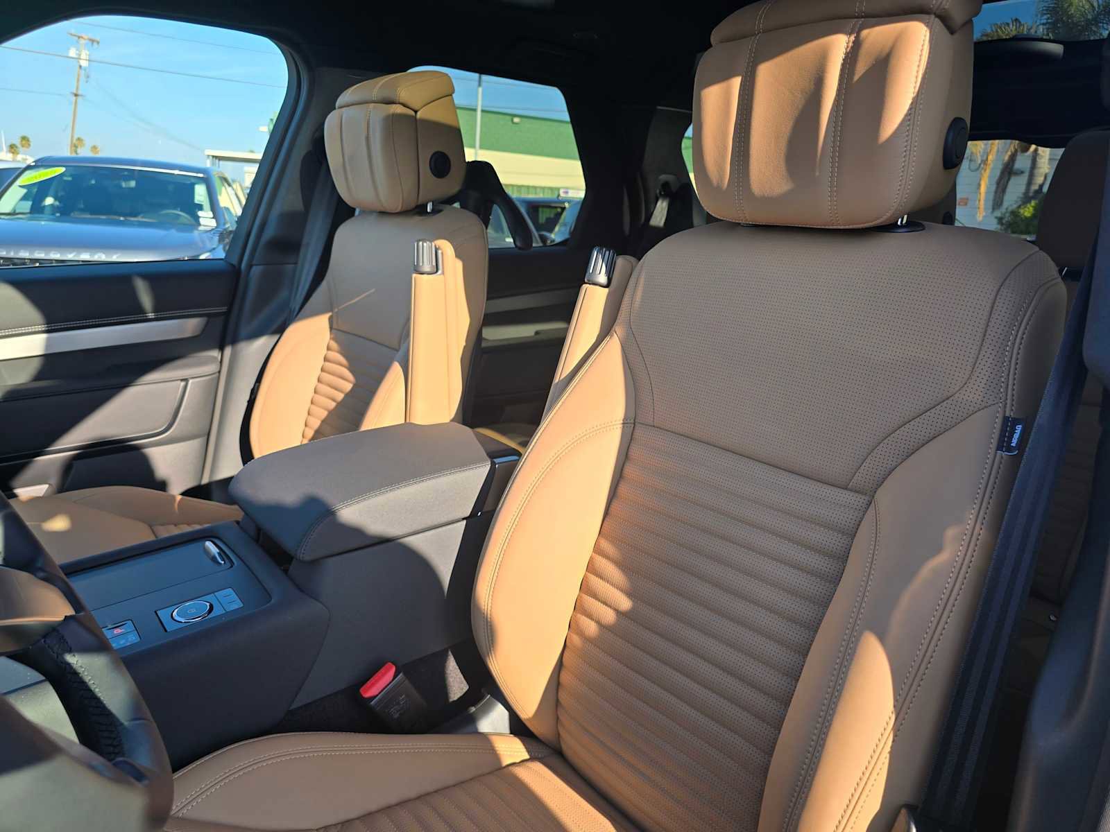 New 2025 Land Rover Discovery Dynamic SE image 21