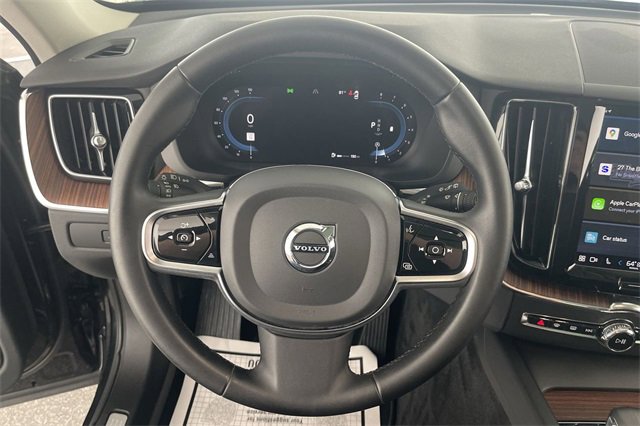Used 2023 Volvo XC60 B5 Plus image 37