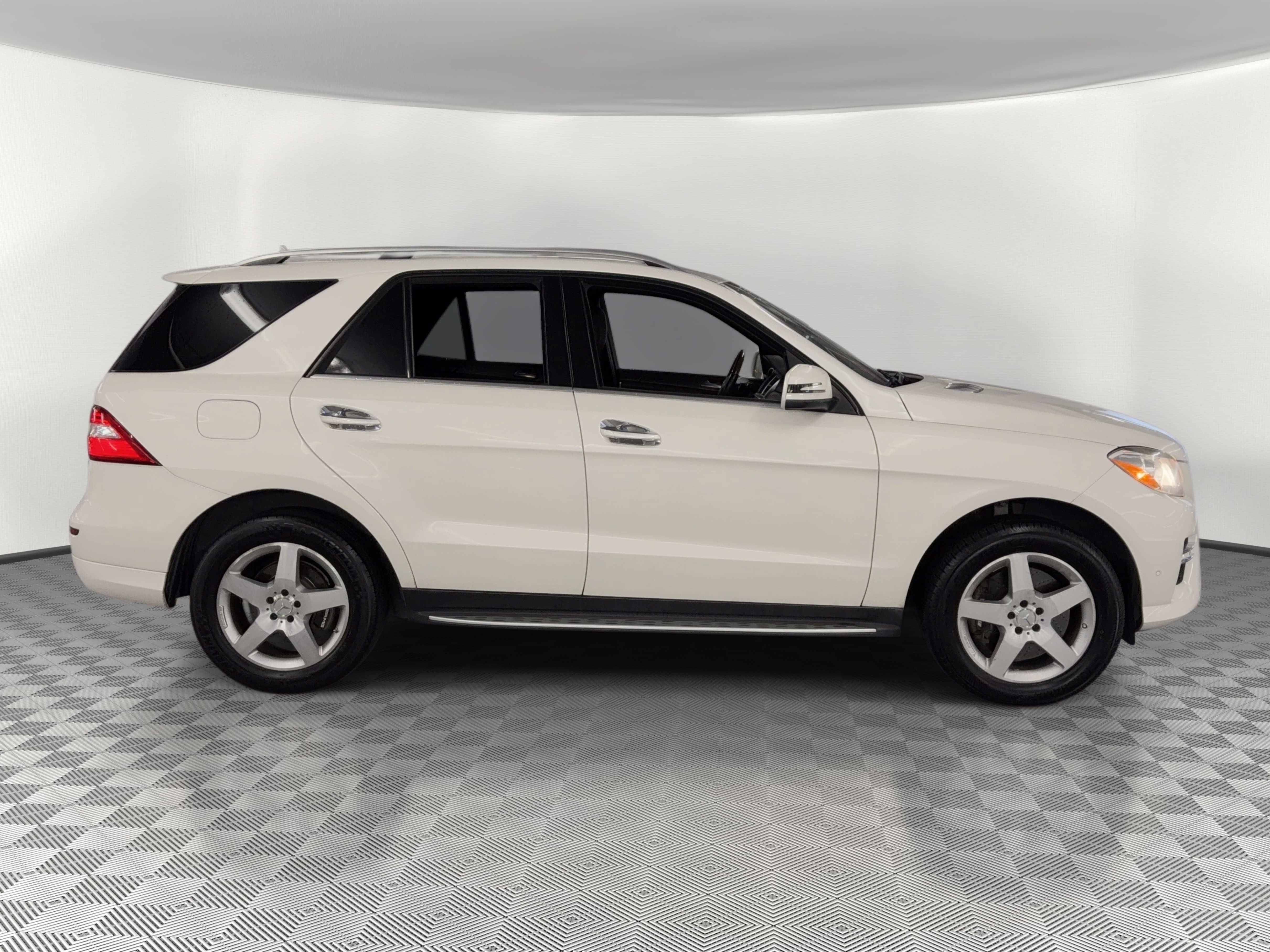 Used 2012 Mercedes-Benz ML 550 4MATIC image 8