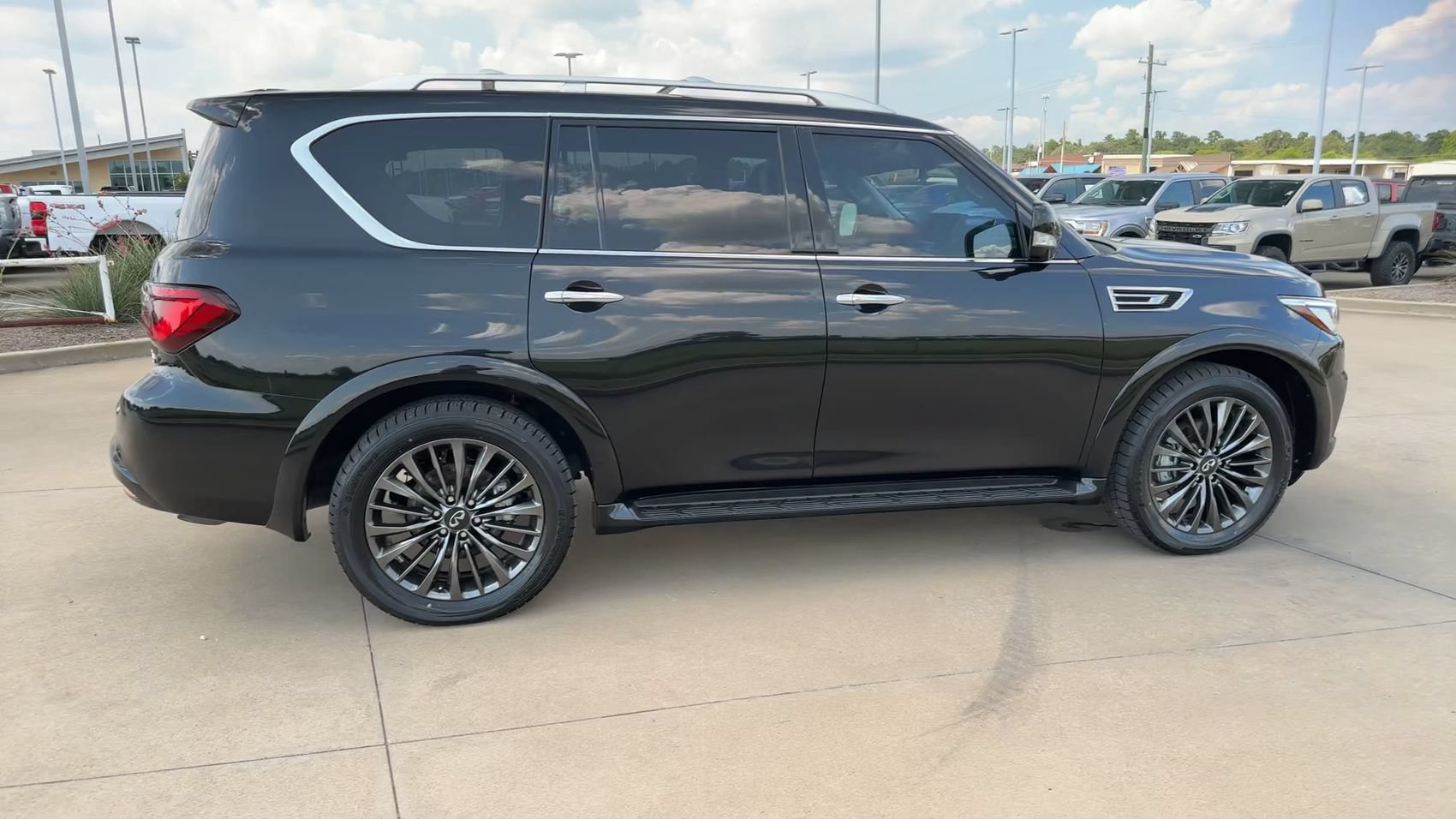 Used 2024 INFINITI QX80 Premium Select w/ All-Season Package RWD image 9