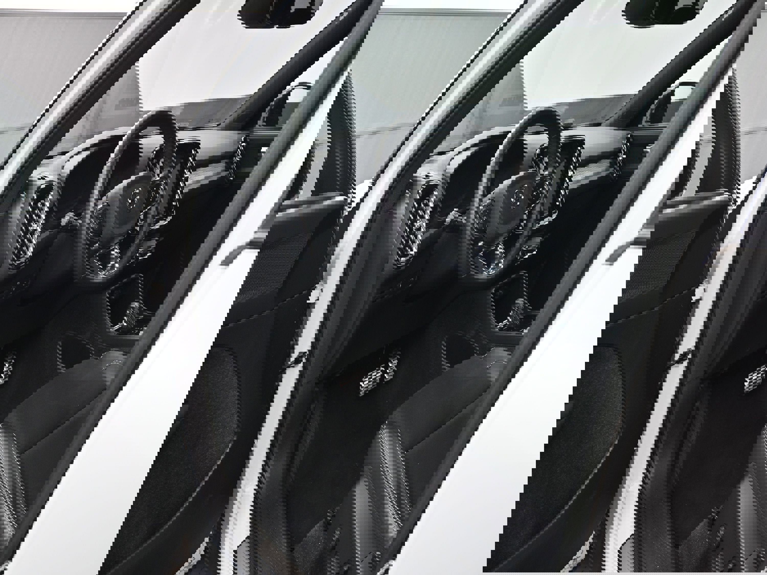 Used 2022 Volvo XC40 T5 R-Design image 65