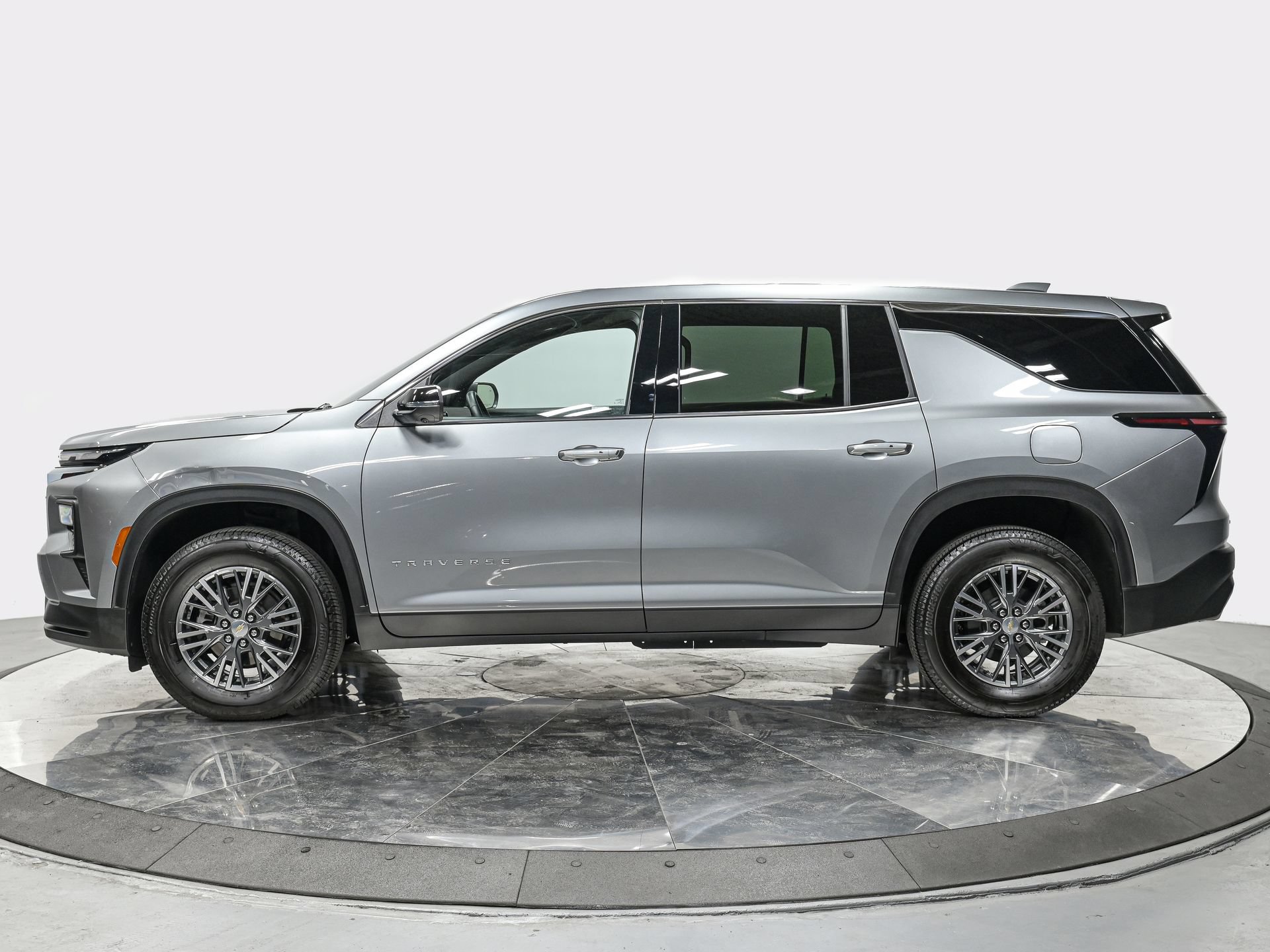Used 2024 Chevrolet Traverse LS FWD image 2