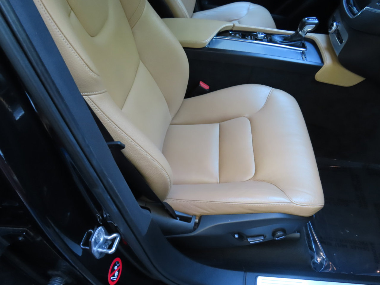 Used 2017 Volvo XC90 T6 Momentum w/ Vision Package image 20