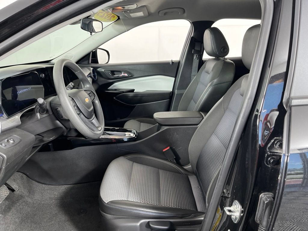 Used 2025 Chevrolet Trax LT FWD image 22