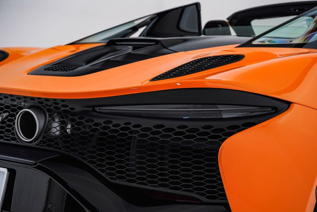 Used 2026 McLaren Artura Spider RWD image 16