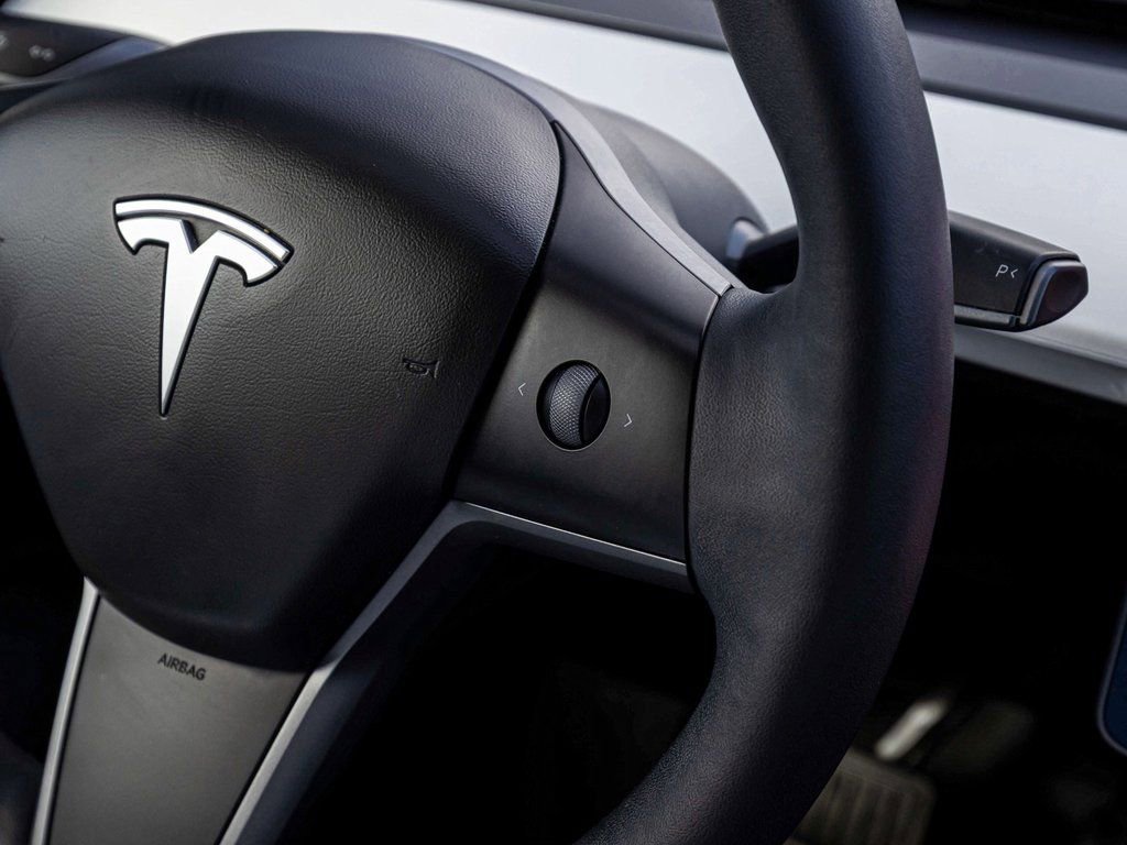 Used 2021 Tesla Model Y Long Range image 18