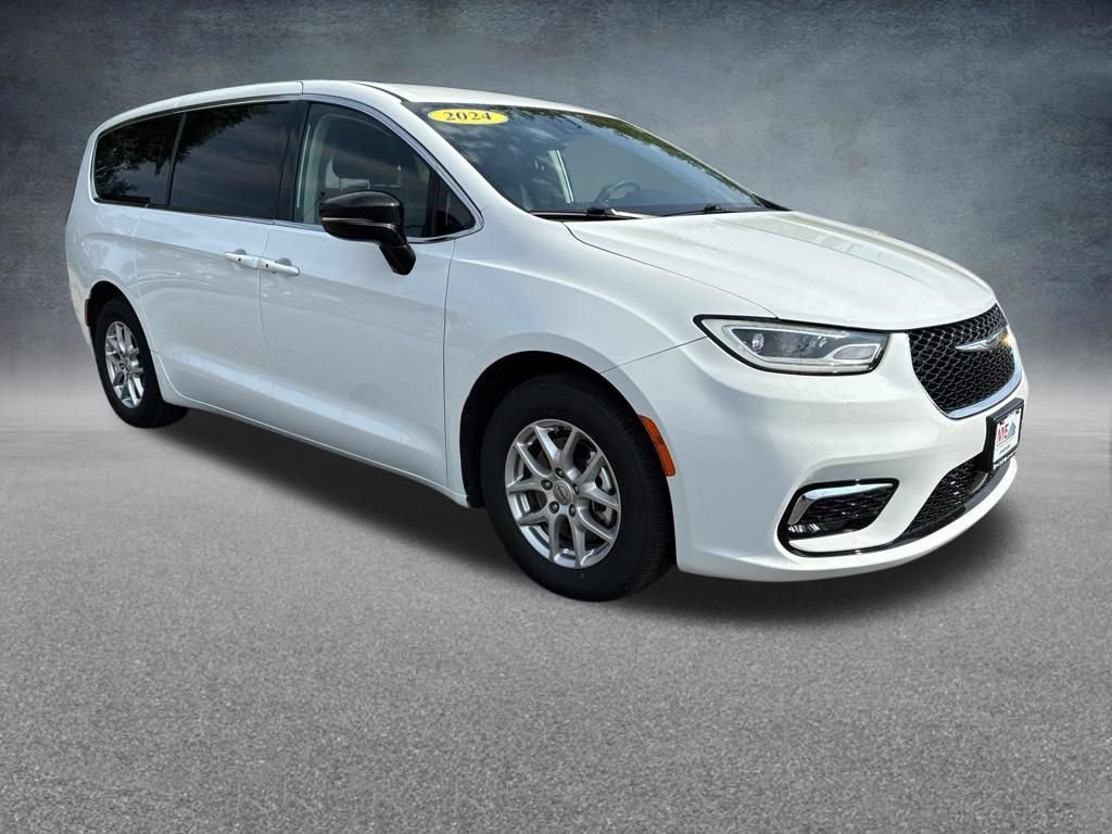 Used 2024 Chrysler Pacifica Touring-L FWD image 8