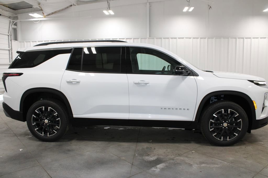 New 2026 Chevrolet Traverse LT w/ Sun and Wheel Package FWD image 11