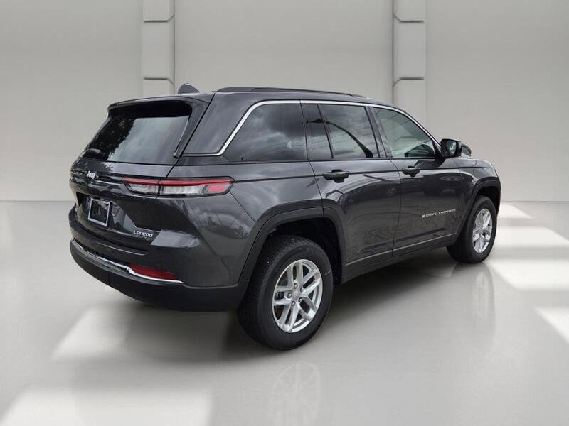 Used 2026 Jeep Grand Cherokee Laredo AWD/4WD image 5