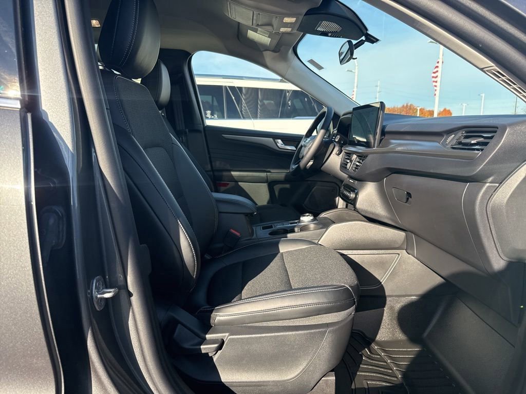 Used 2025 Ford Escape SE image 39