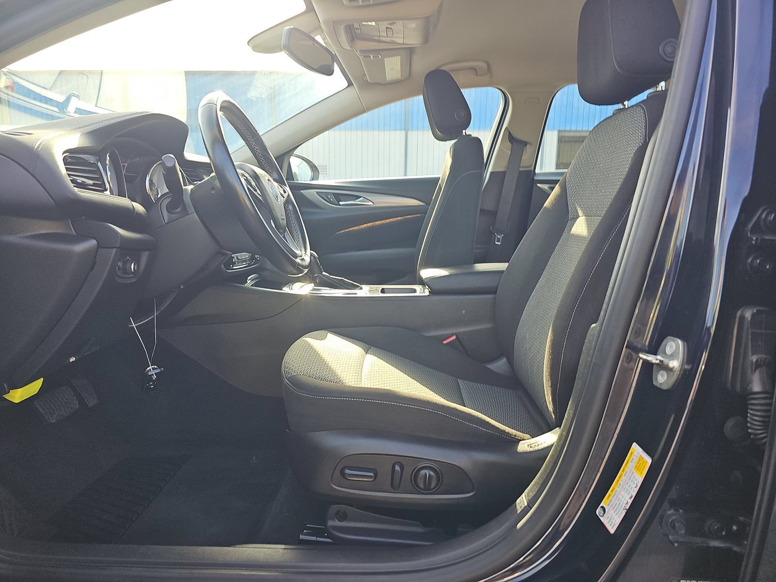 Used 2018 Buick Regal Preferred FWD image 3