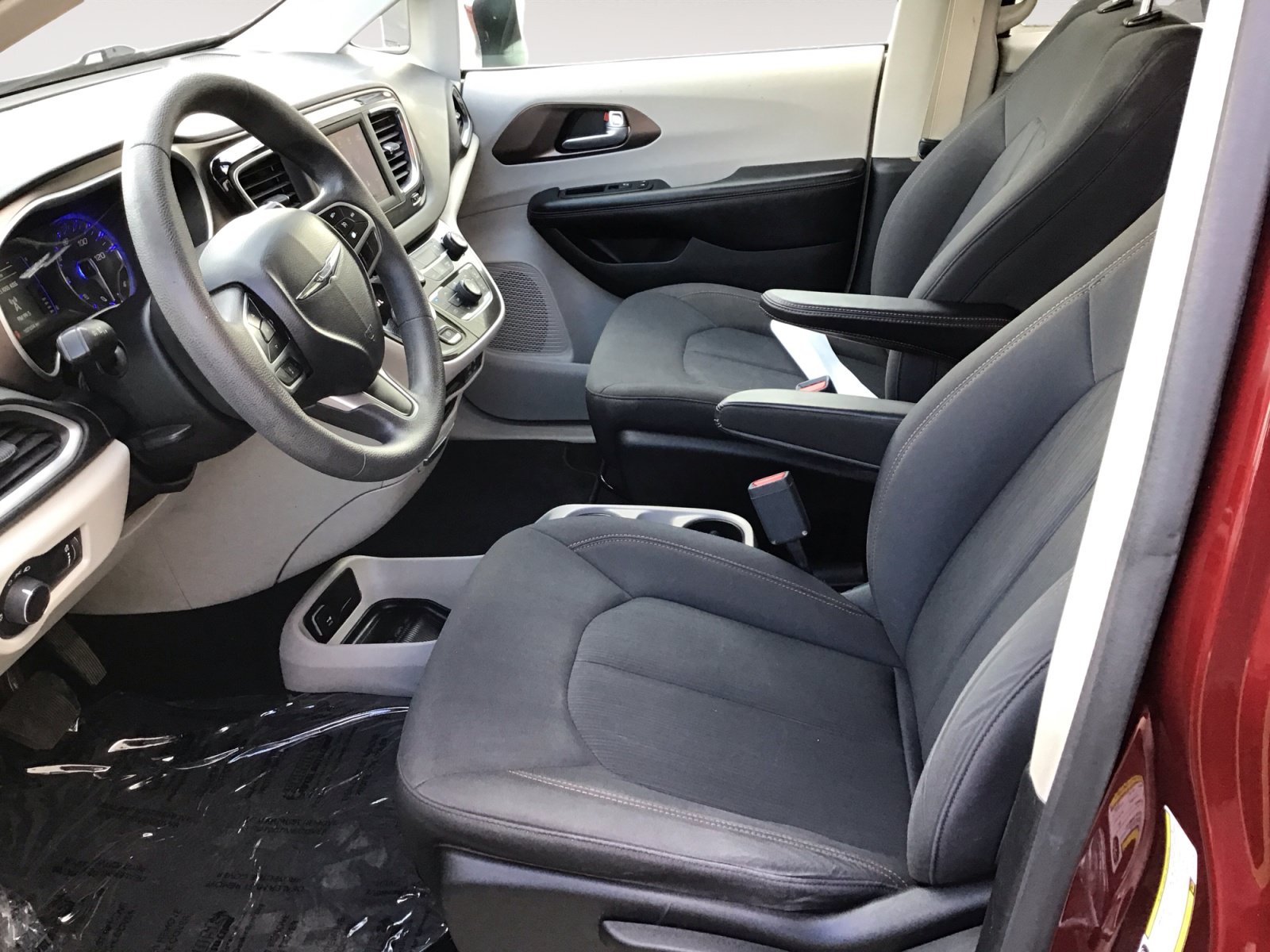 Used 2018 Chrysler Pacifica L FWD image 20