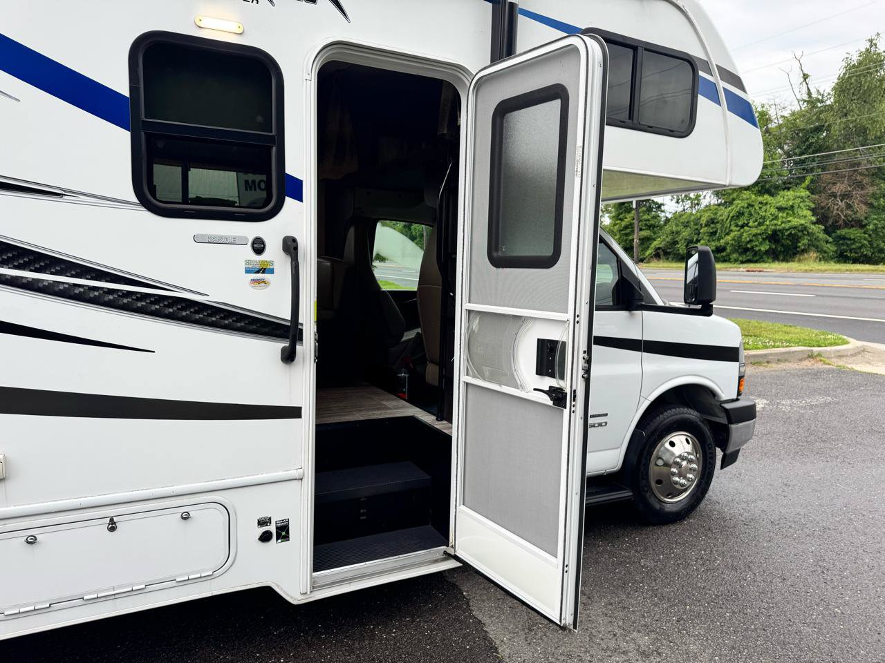 Used 2019 Chevrolet Express 4500 w/ RV Package RWD image 18