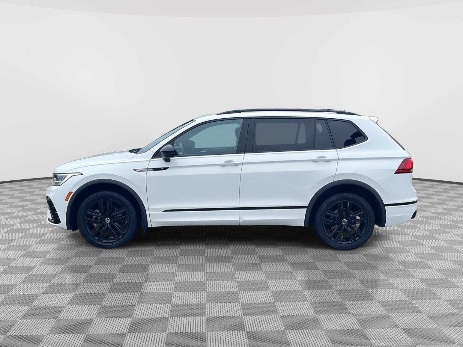 Used 2022 Volkswagen Tiguan SE R-Line AWD/4WD image 9