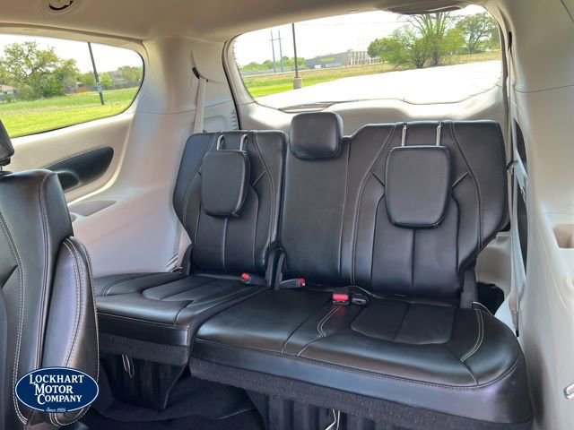 Used 2023 Chrysler Pacifica Touring-L image 15
