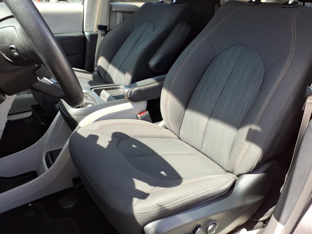 Used 2020 Chrysler Pacifica Touring image 17