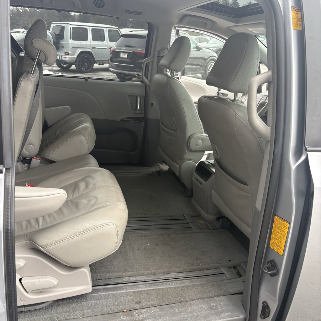 Used 2014 Toyota Sienna XLE image 21