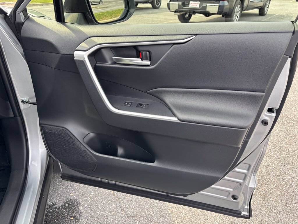 Used 2025 Toyota RAV4 XLE AWD/4WD image 36