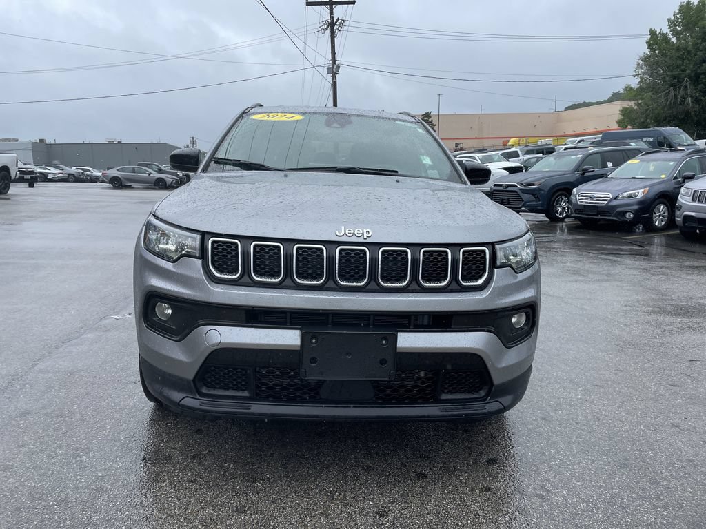 Used 2024 Jeep Compass Latitude AWD/4WD image 5