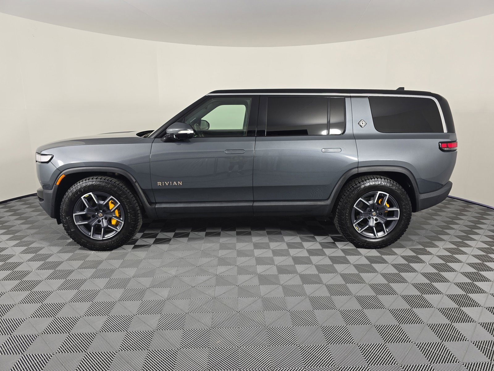 Used 2022 Rivian R1S Launch Edition image 2