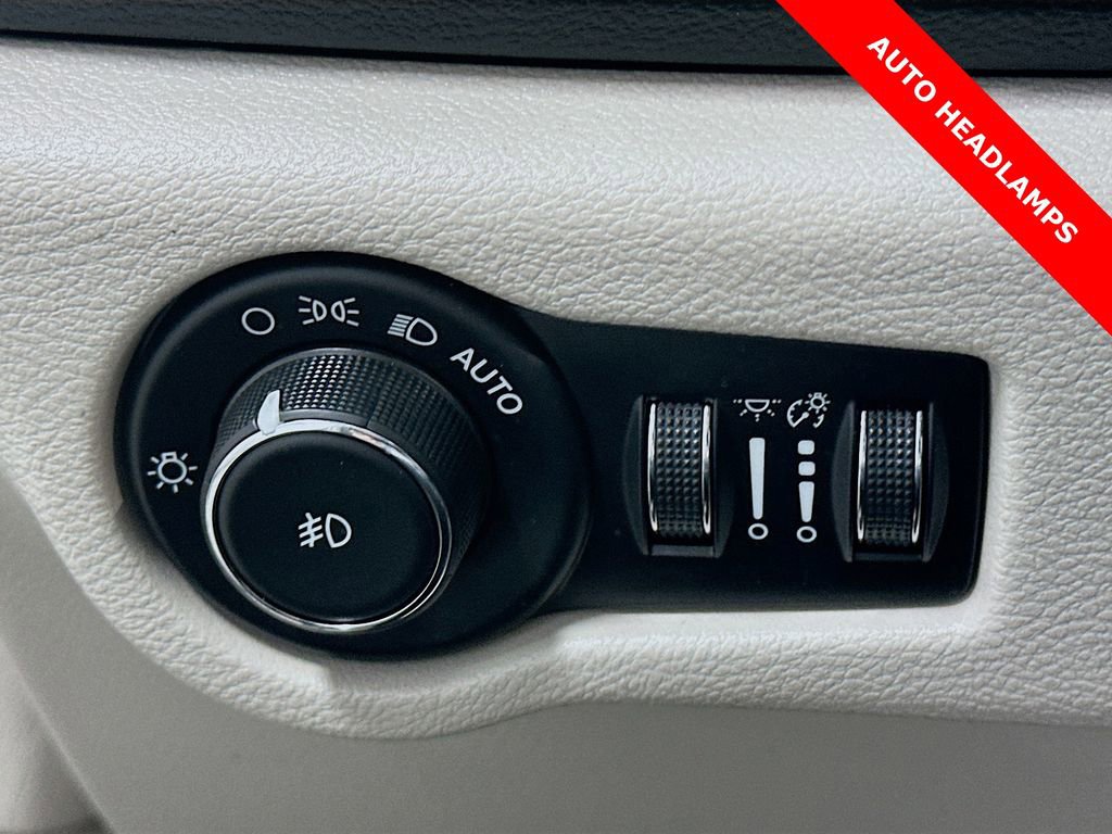 Used 2018 Chrysler Pacifica Touring-L image 11