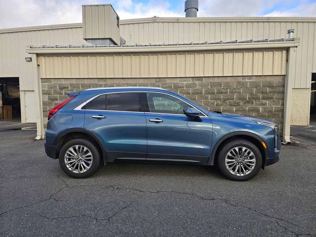 Used 2025 Cadillac XT4 Premium Luxury image 11