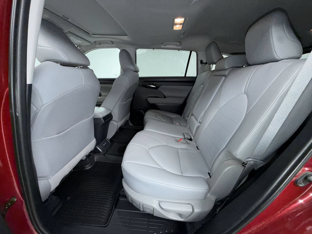 Used 2020 Toyota Highlander XLE AWD/4WD image 13