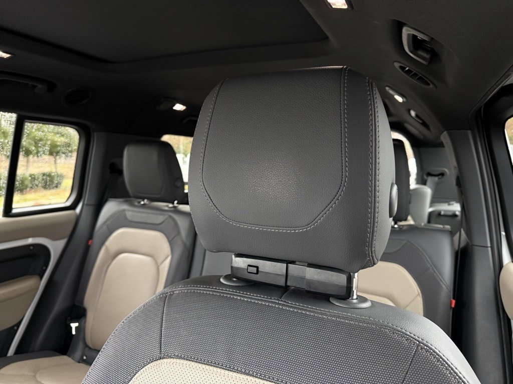 Used 2023 Land Rover Defender 130 X-Dynamic SE image 23