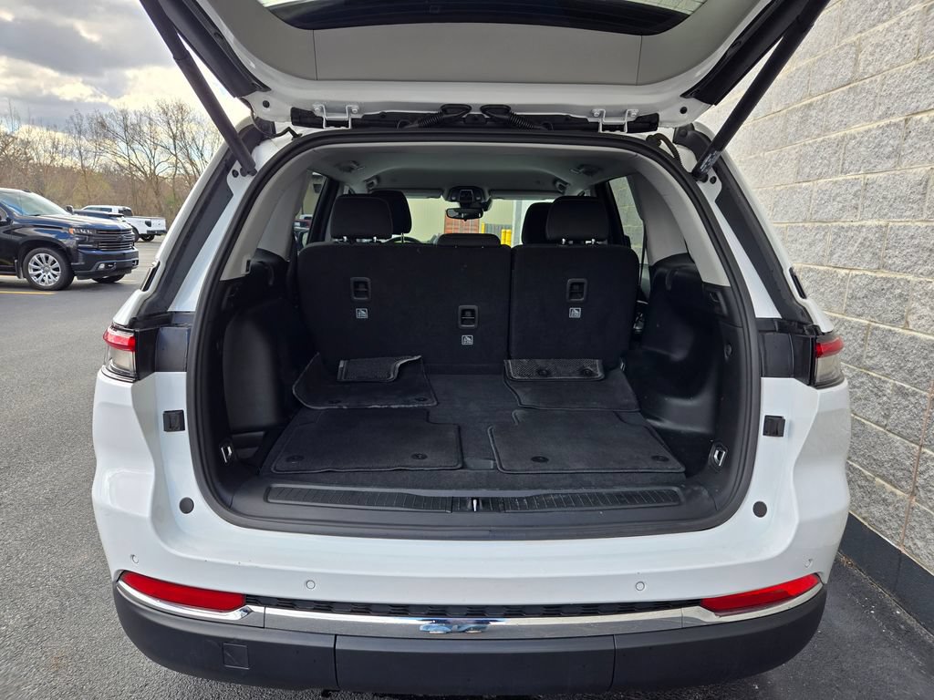 Used 2023 Jeep Grand Cherokee Laredo w/ Luxury Tech Group I AWD/4WD image 36
