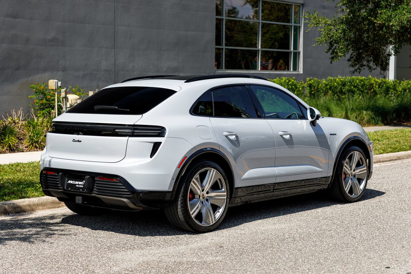 Used 2025 Porsche Macan Turbo Electric AWD/4WD image 5