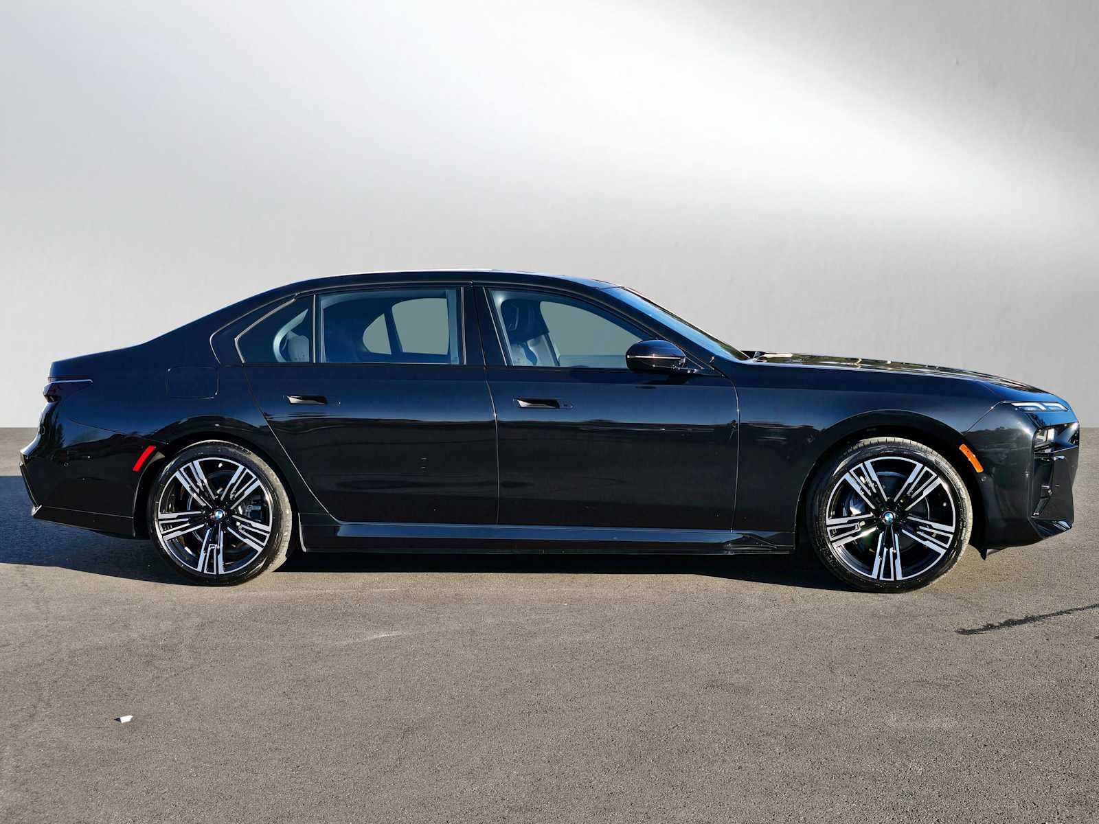 Used 2024 BMW i7 xDrive60 AWD/4WD image 2