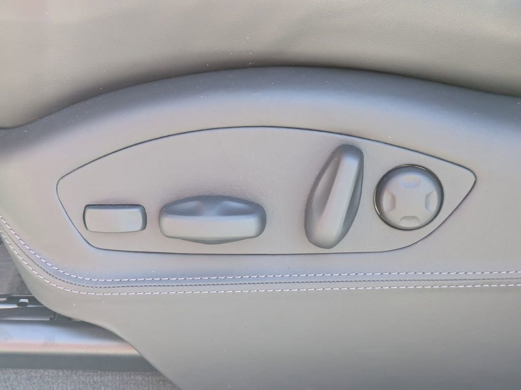 Used 2025 Porsche Macan GTS AWD/4WD image 19