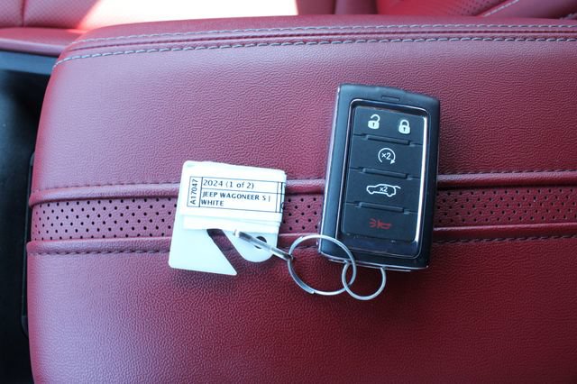 Used 2024 Jeep Wagoneer Limited AWD/4WD image 30