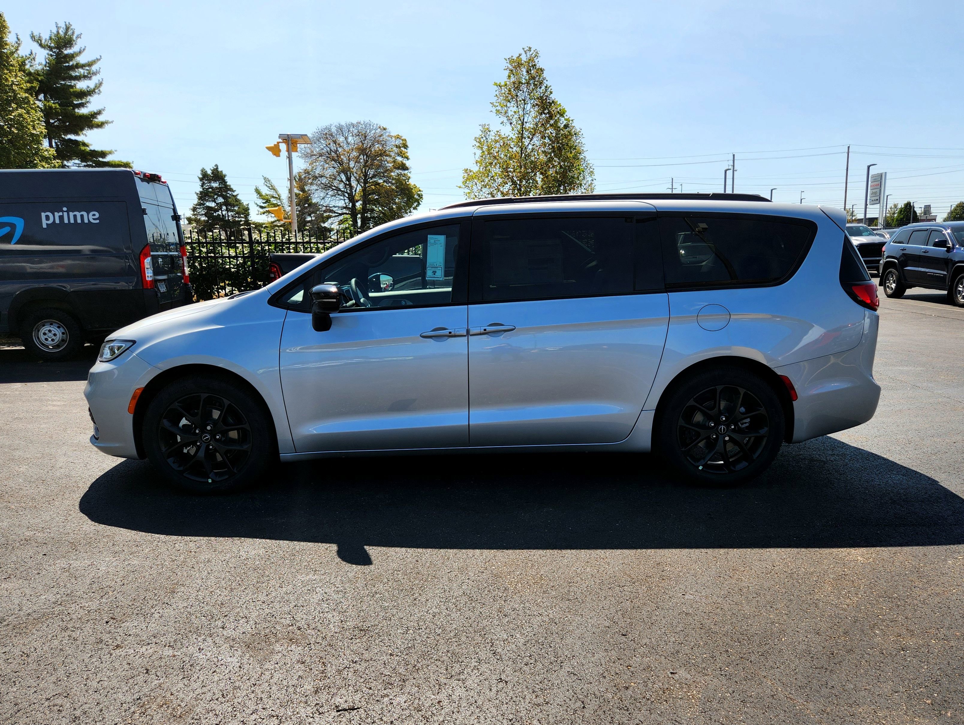 New 2026 Chrysler Pacifica Limited w/ Uconnect Theater Family Group image 6