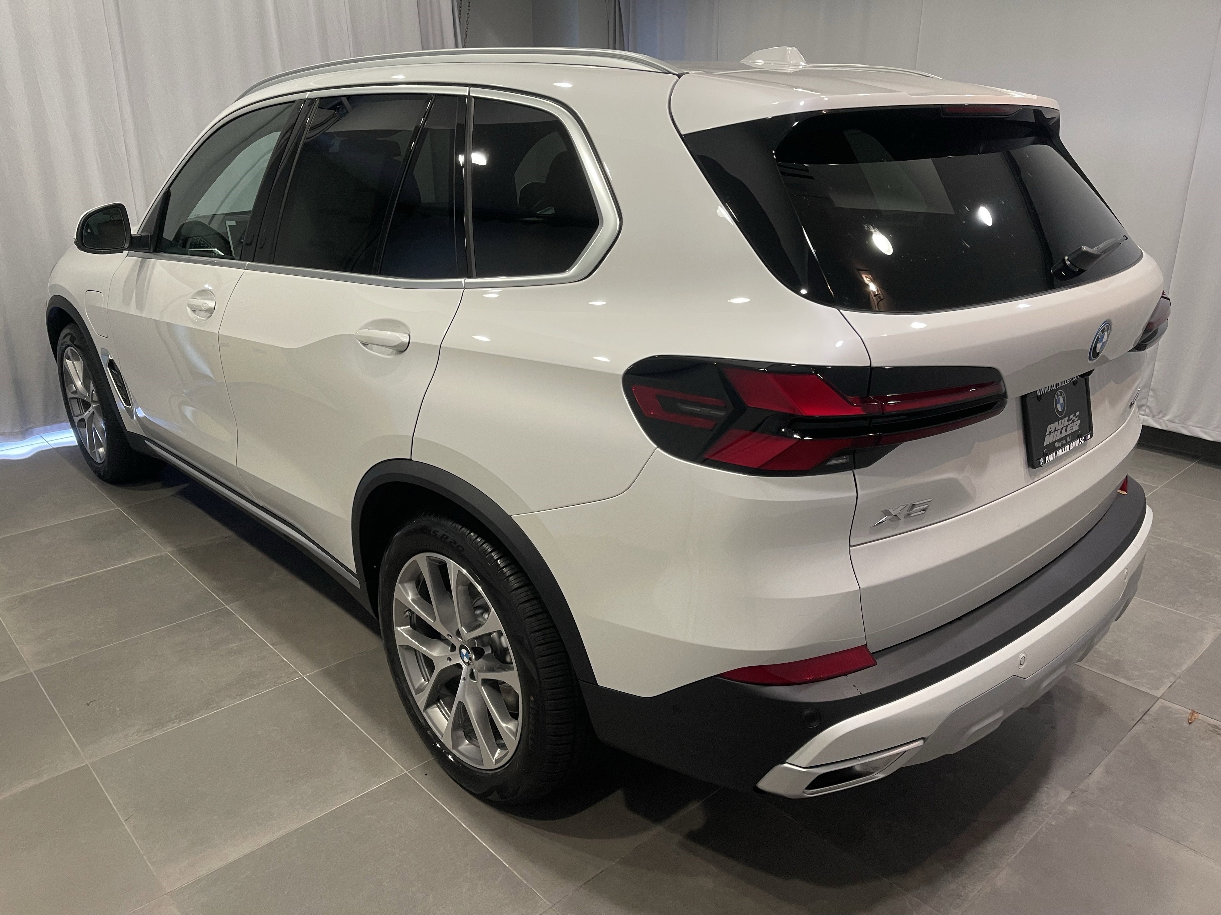 New 2026 BMW X5 xDrive50e w/ Premium Package AWD/4WD image 4