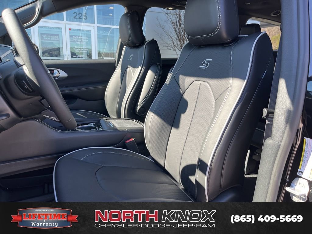 New 2026 Chrysler Pacifica Limited image 4