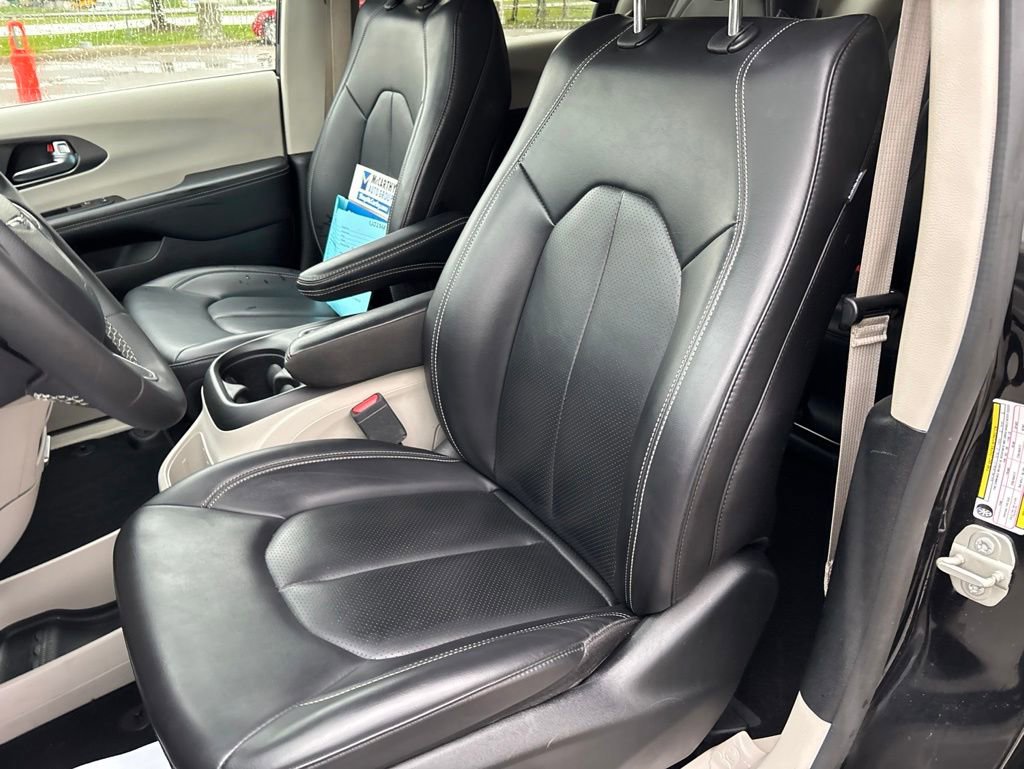 Used 2023 Chrysler Pacifica Touring-L FWD image 51