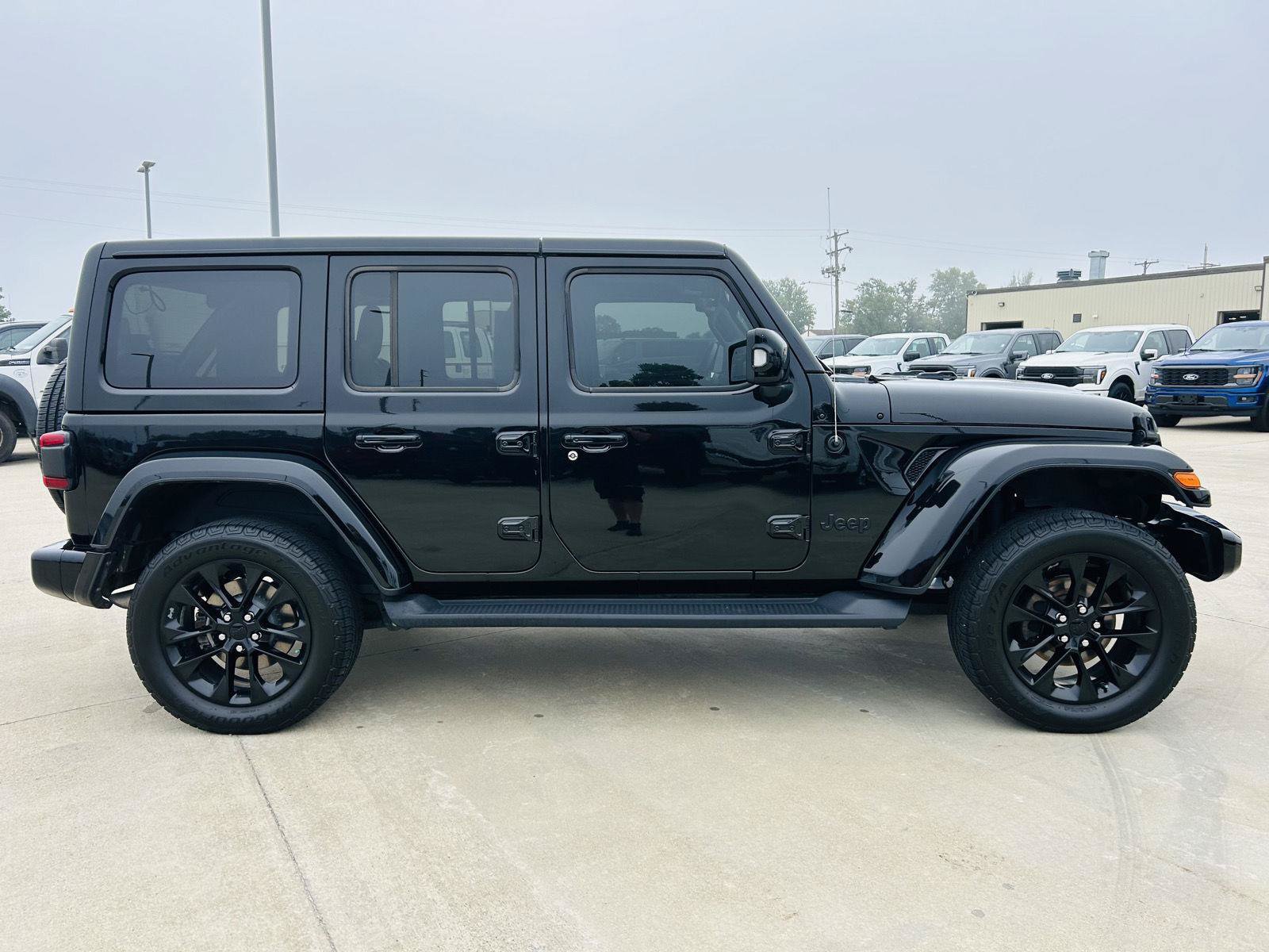 Used 2023 Jeep Wrangler Unlimited Sahara AWD/4WD image 37
