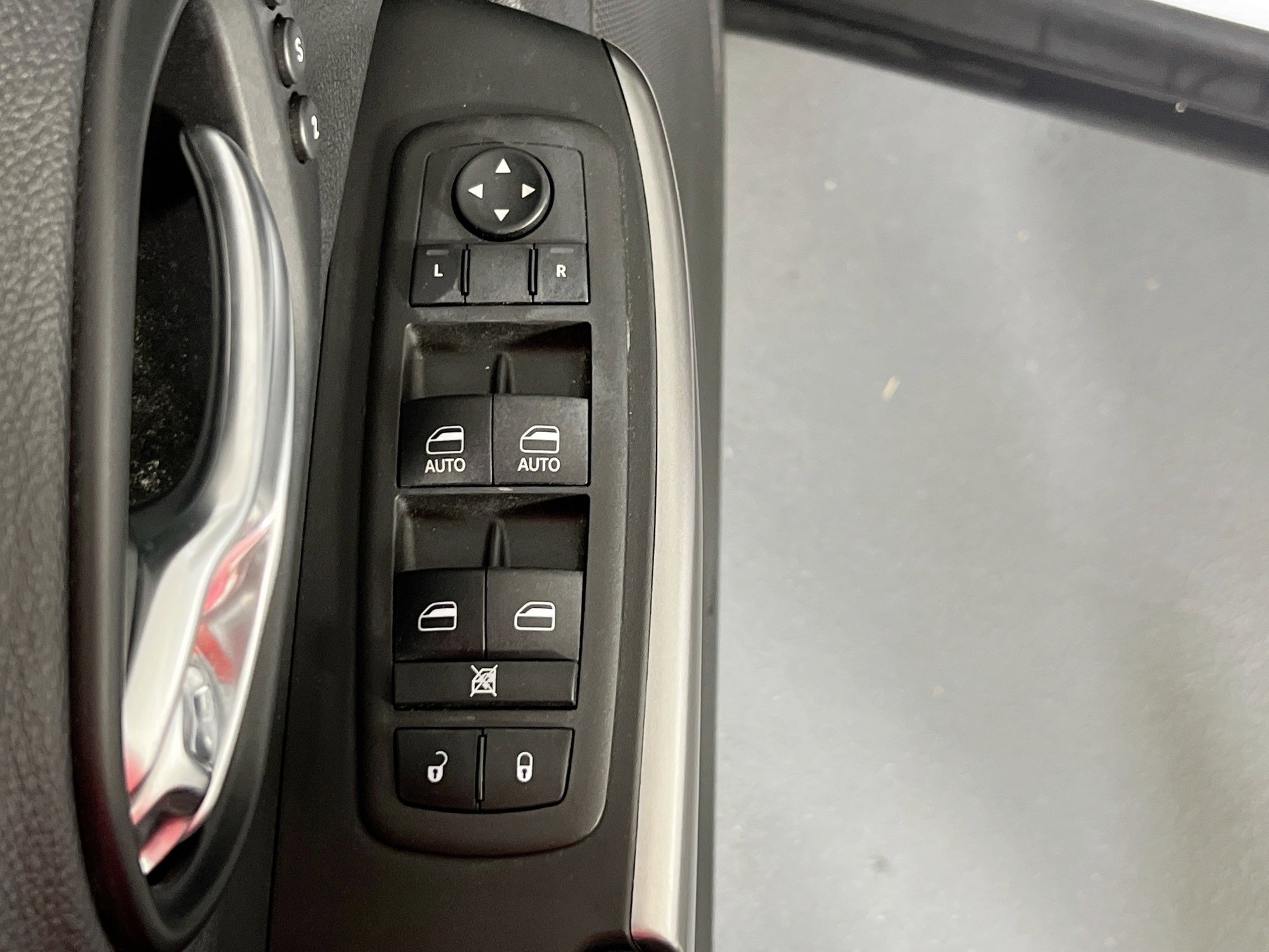 Used 2022 Jeep Cherokee Limited AWD/4WD image 17