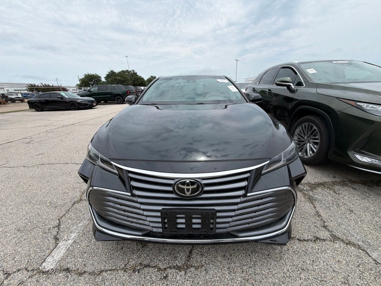 Used 2019 Toyota Avalon Limited FWD image 2