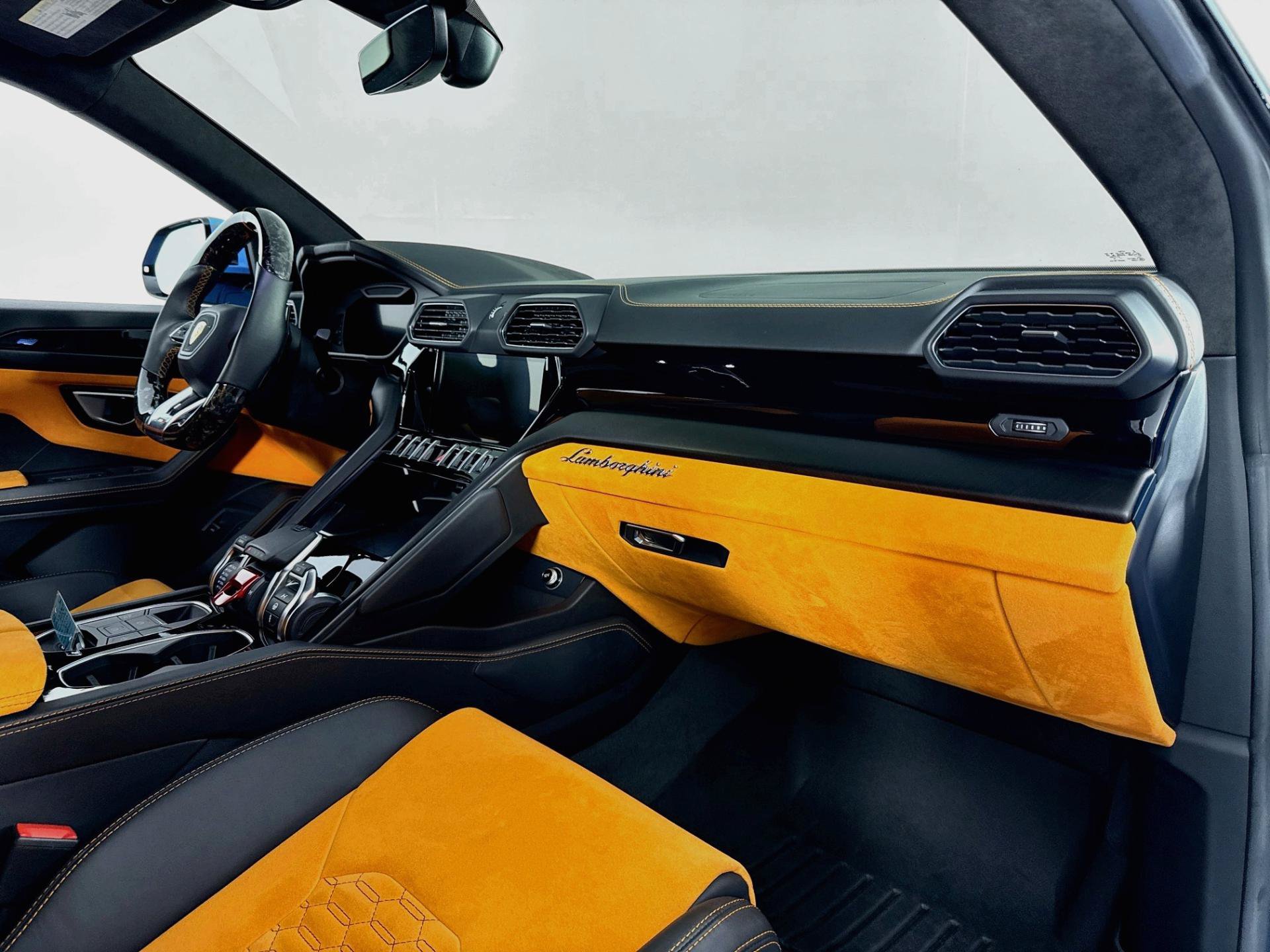 Used 2022 Lamborghini Urus AWD/4WD image 33