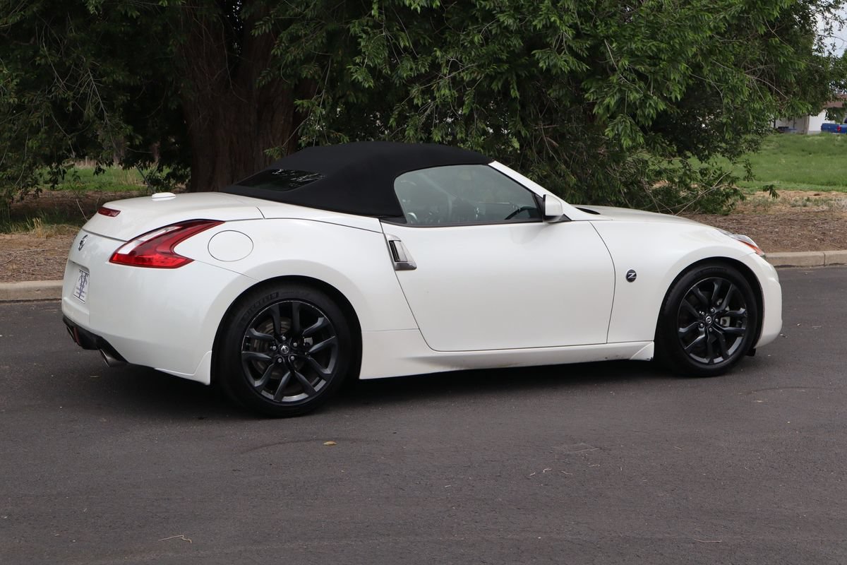 Used 2019 Nissan 370Z Touring RWD image 4