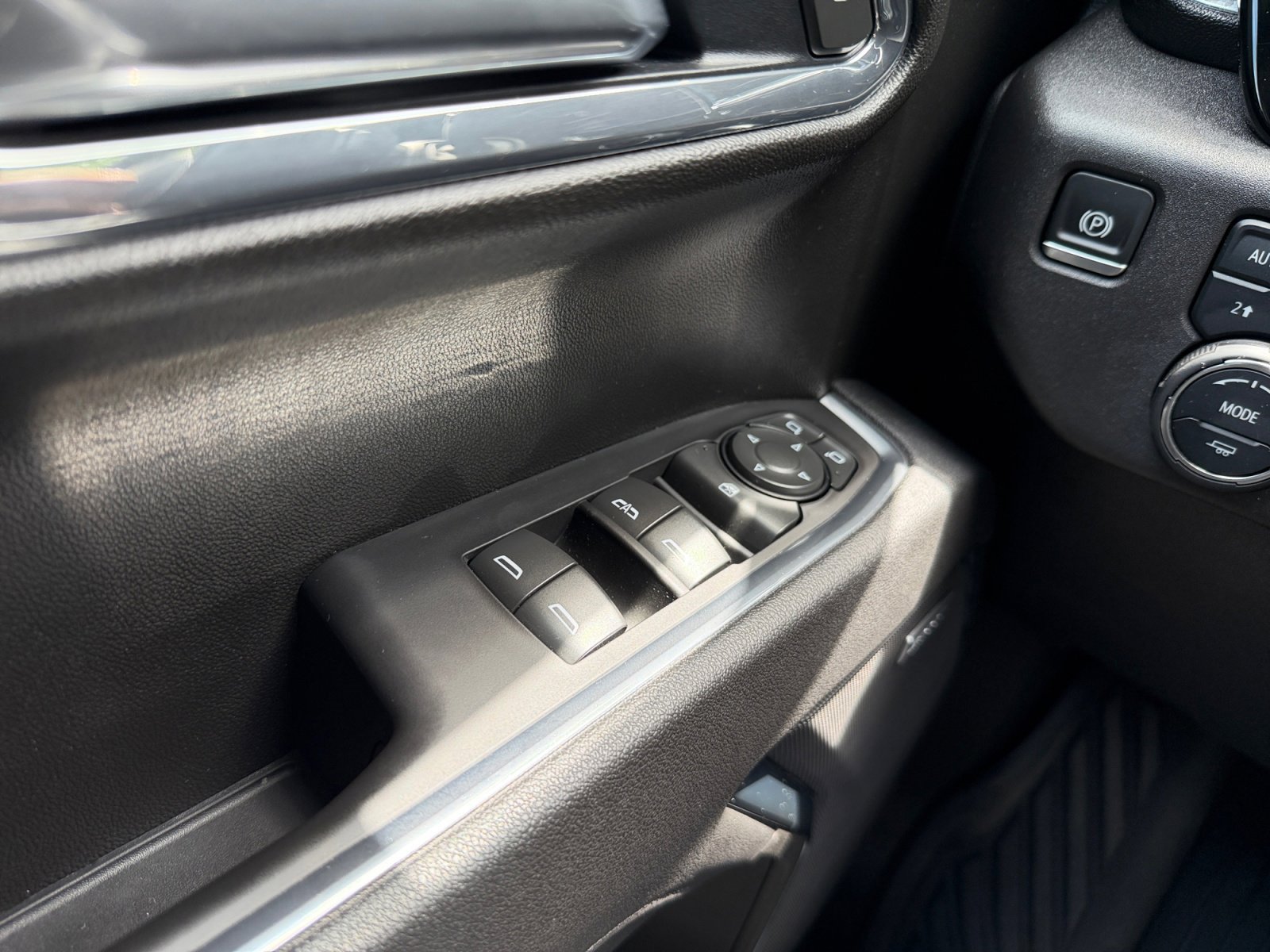 Used 2025 Chevrolet Silverado 1500 LT Trail Boss w/ Convenience Package II AWD/4WD image 13