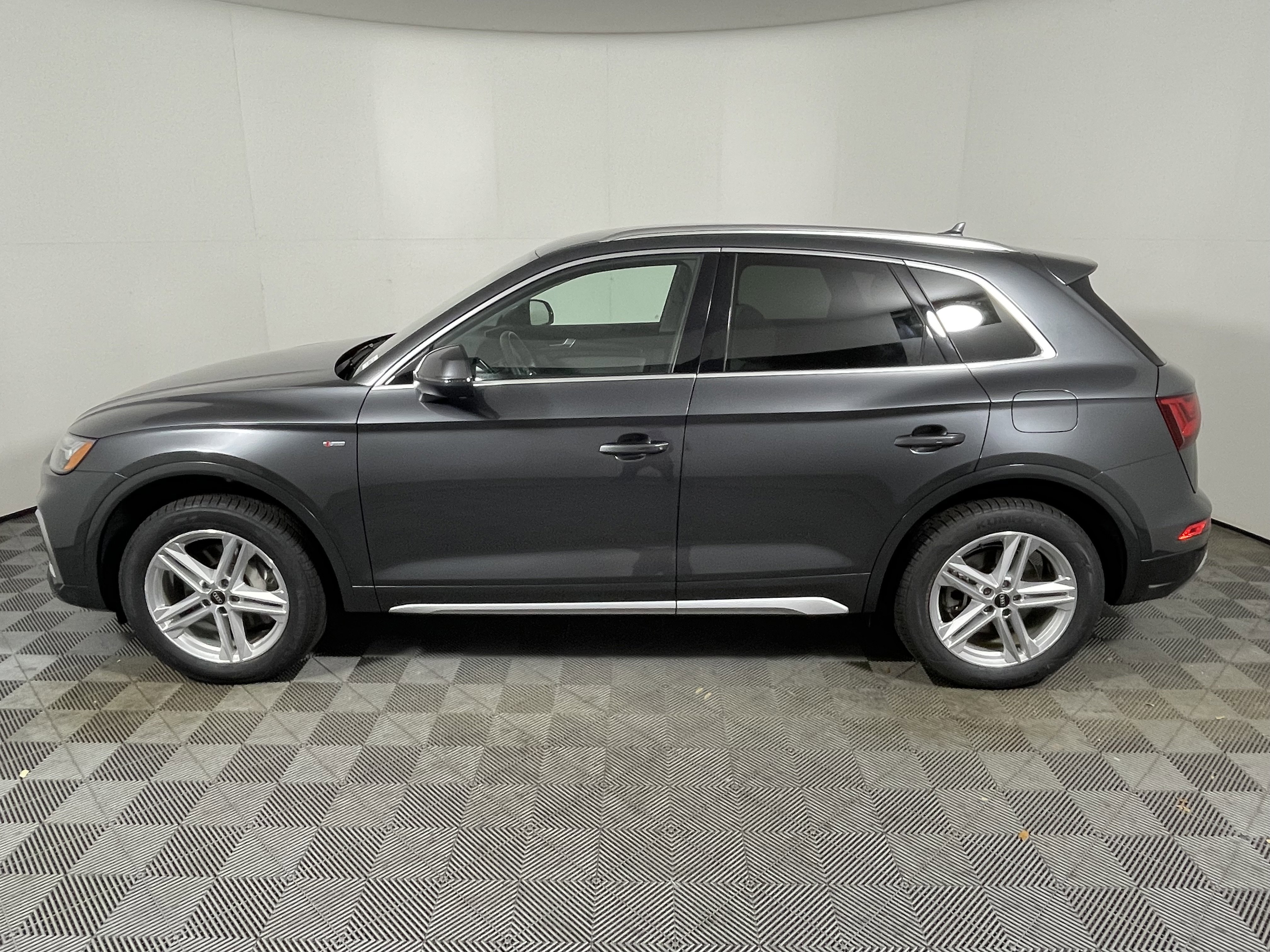 Used 2022 Audi Q5 e Premium w/ Convenience Package image 2