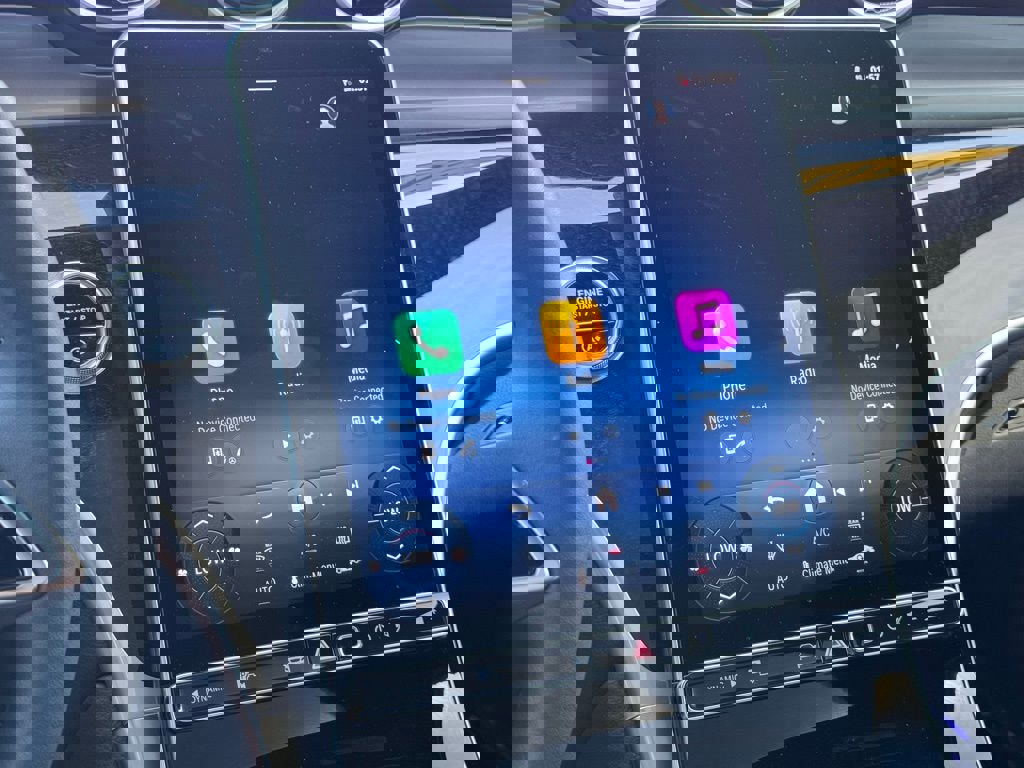 Used 2025 Mercedes-Benz GLC 300 4MATIC image 33