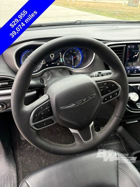 Used 2025 Chrysler Pacifica Select image 17